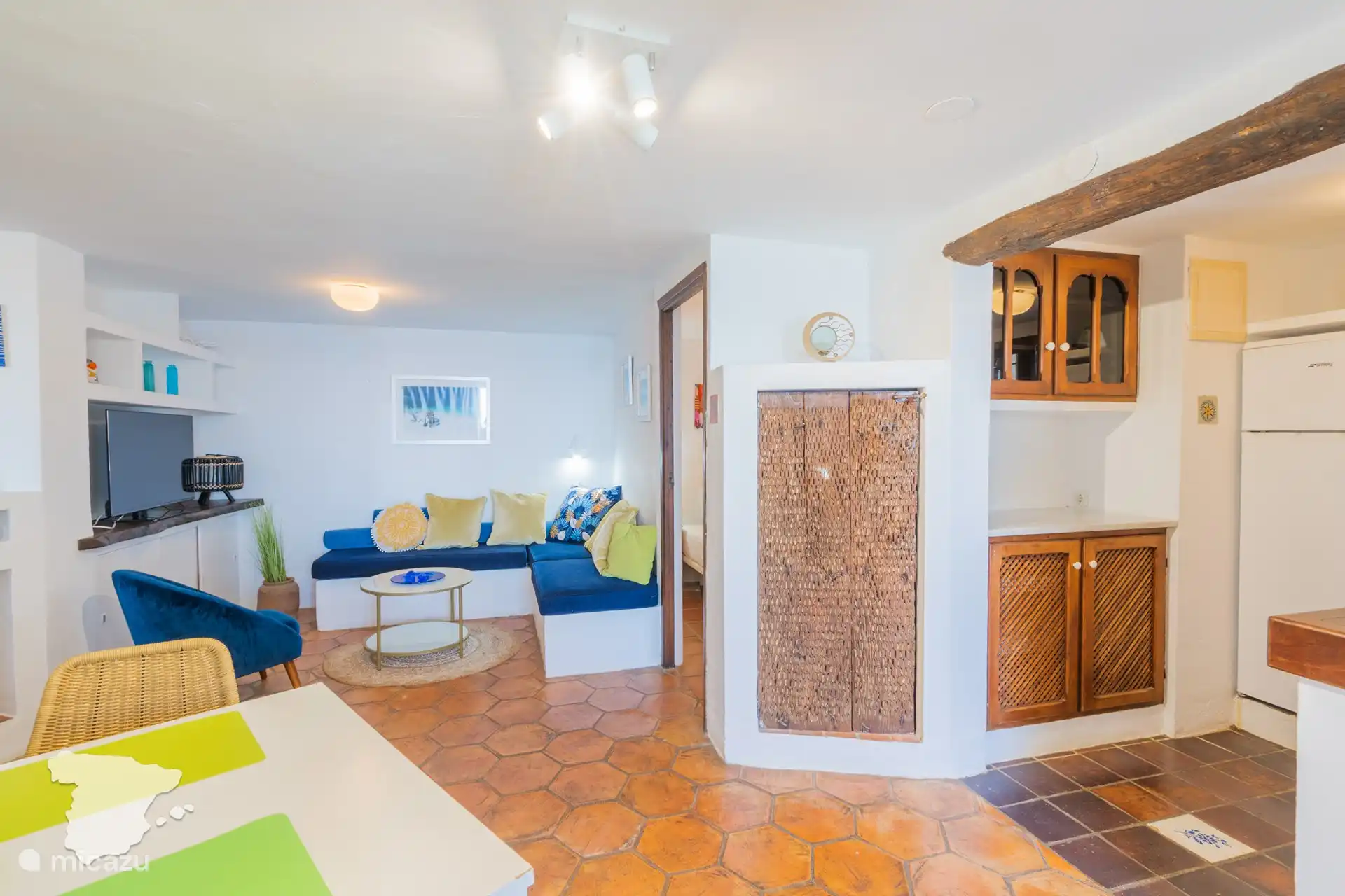 Estudio independiente con 2 dormitorios, 2 baños y cocina.