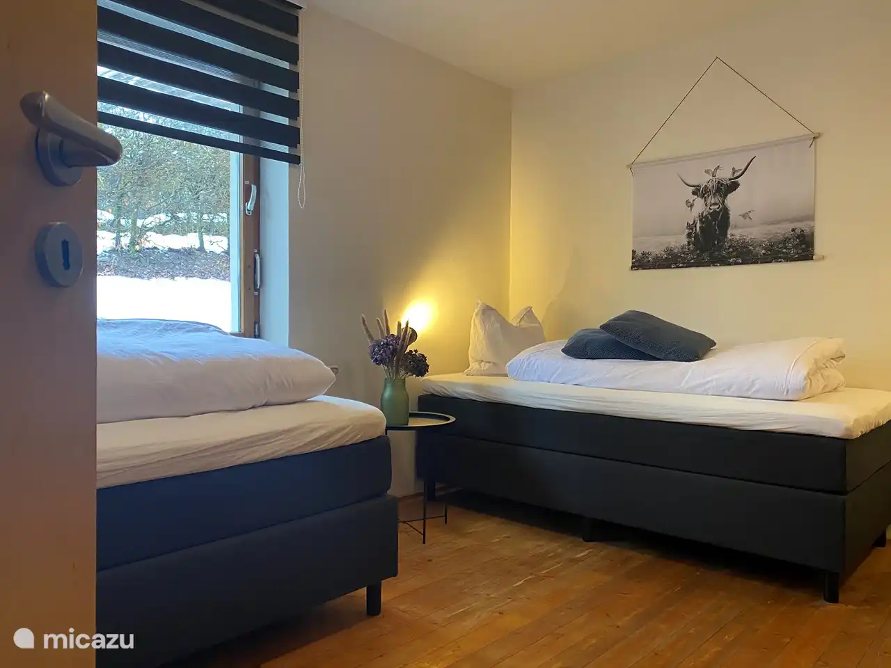 Schlafzimmer im 1. Stock mit Einzelbetten und Waschbecken