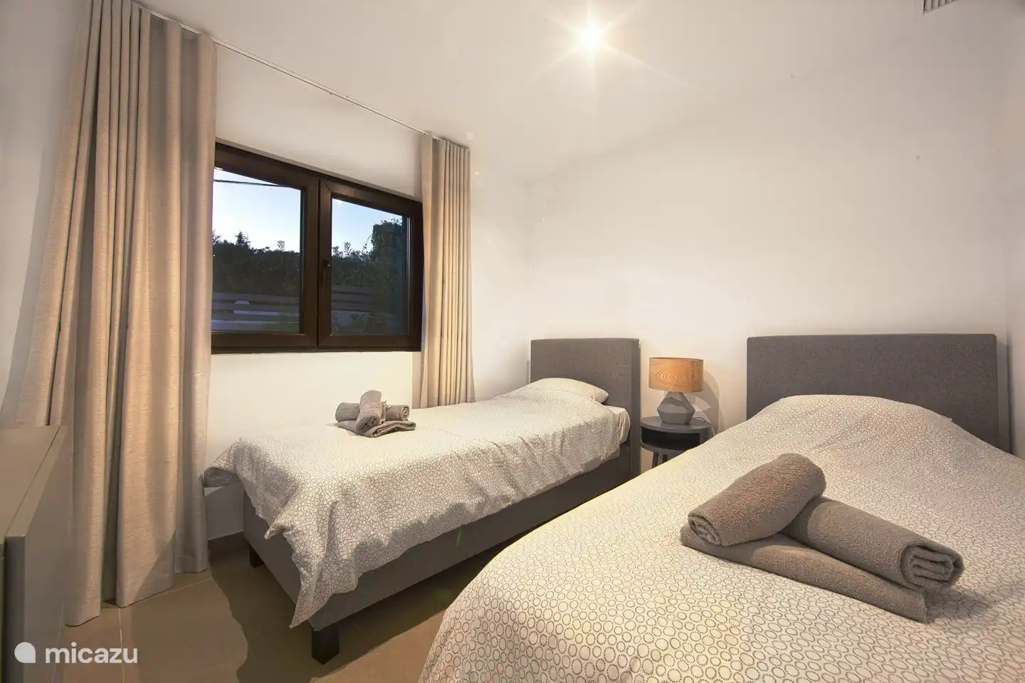 Habitación con dos camas pequeñas