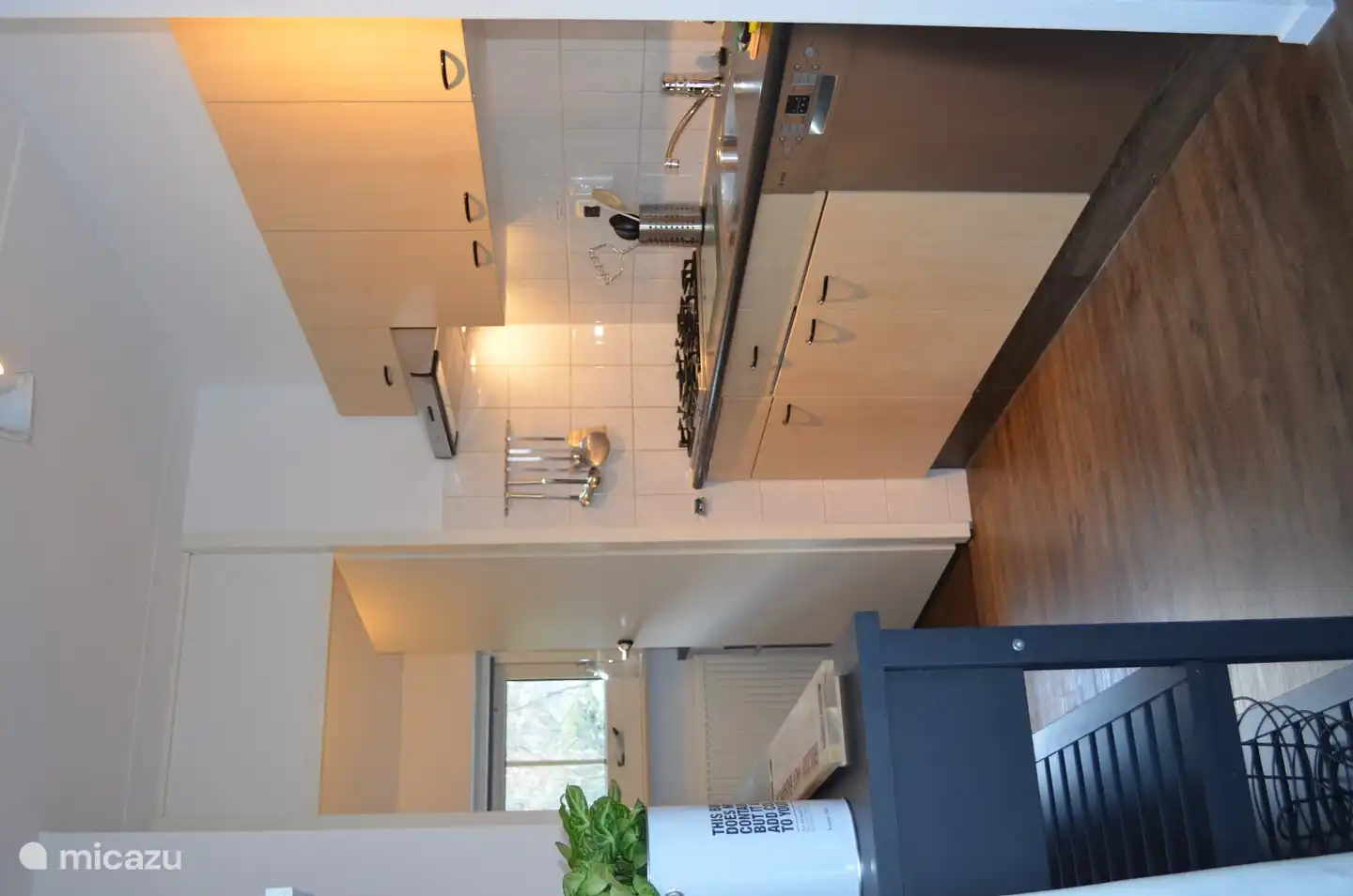 Küche mit Backofen im Hauswirtschaftsraum und voll ausgestattet