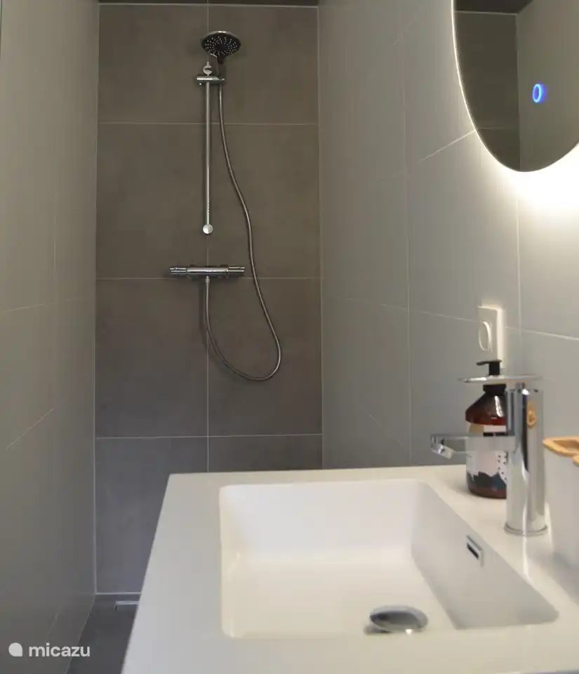 ebenerdige Dusche im Badezimmer