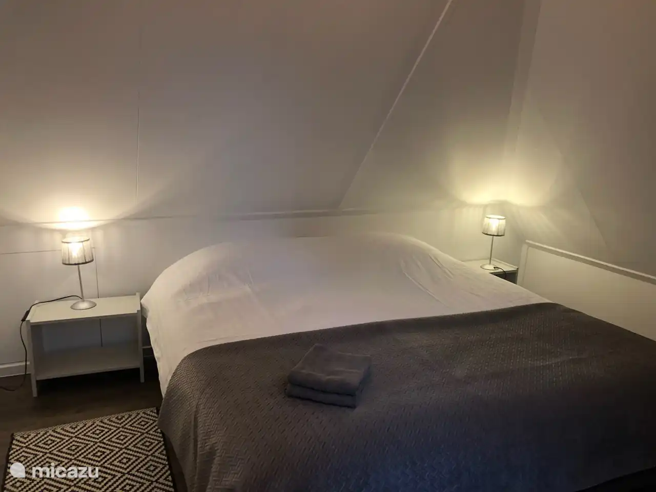 Doppelbett im Schlafzimmer 1