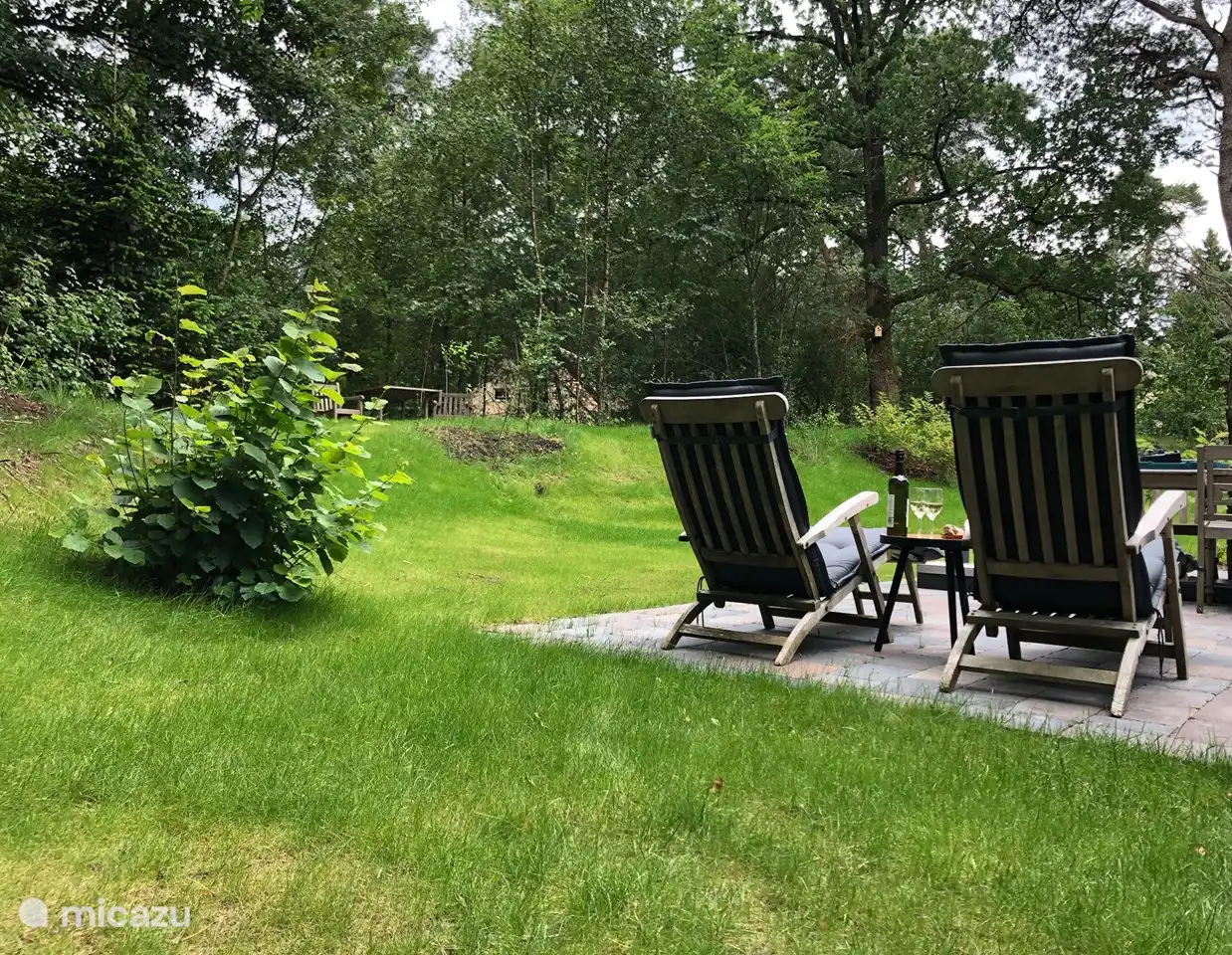 Schöne Sonnenliegen, genießen Sie die Sonne mit dem Rauschen der Natur um Sie herum