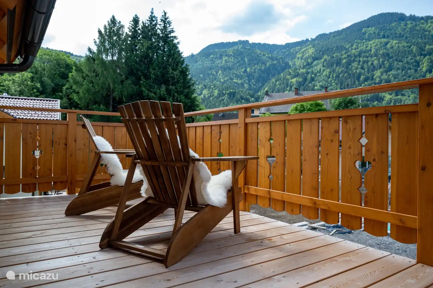 Le joli balcon ensoleillé