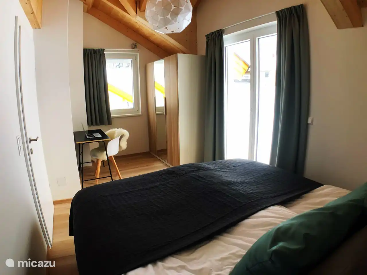 Chambre à l'arrière avec porte patio donnant sur le balcon. Tous les lits ont deux oreillers et des draps en coton égyptien.