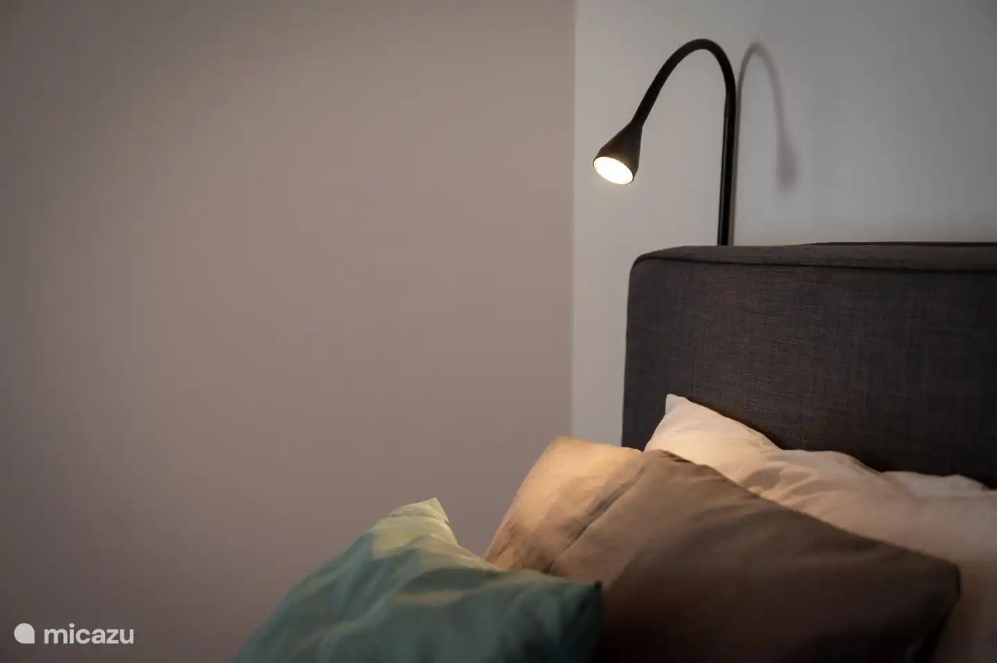 Chambre à l'arrière avec porte patio donnant sur le balcon. Tous les lits ont deux oreillers et des draps en coton égyptien.