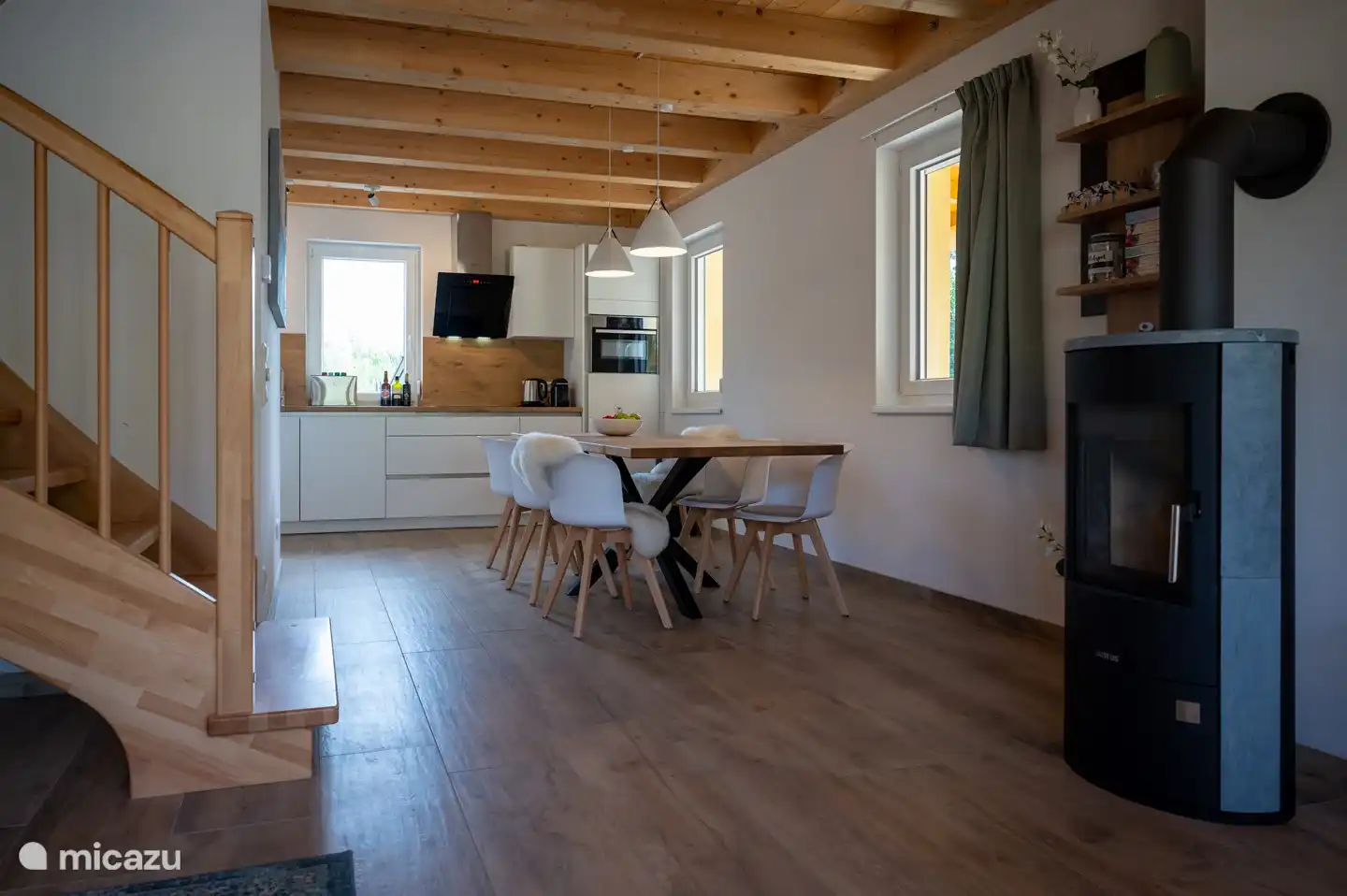 La salle à manger cosy vue du salon