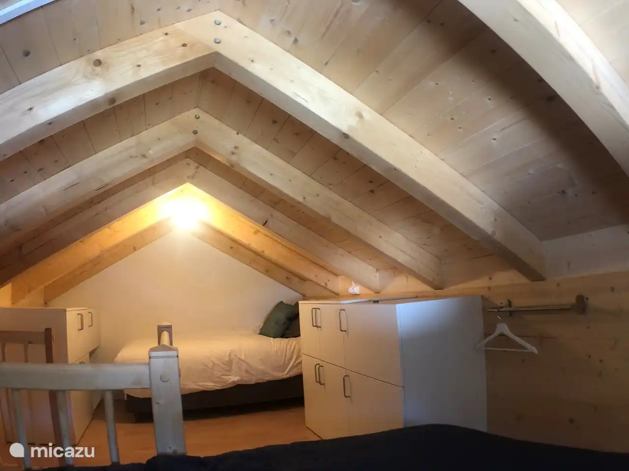 Vous pourrez dormir à merveille sous les poutres de la troisième chambre.