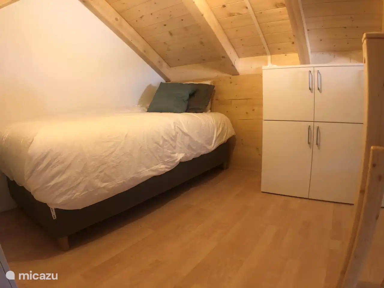 Vous pourrez dormir à merveille sous les poutres de la troisième chambre.