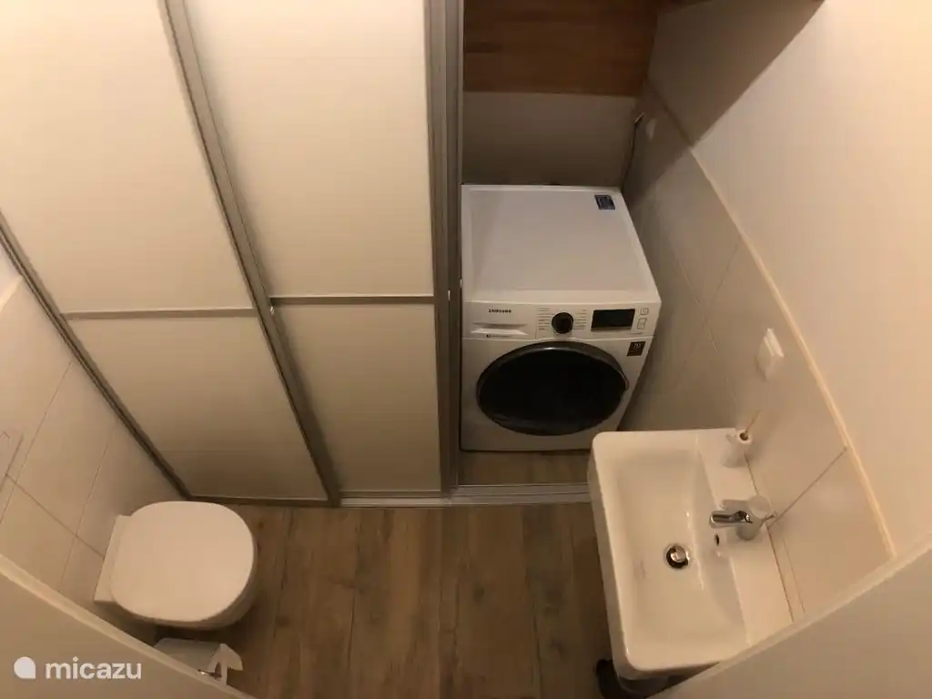 Troisième toilette et débarras avec combinaison laveuse/sécheuse