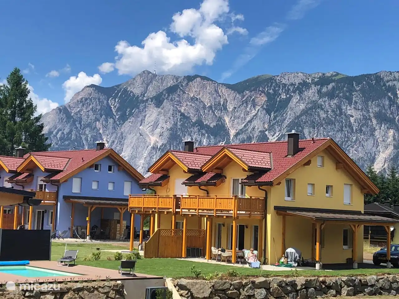 Côté de la maison avec la Villacher Alpenstrasse en arrière-plan