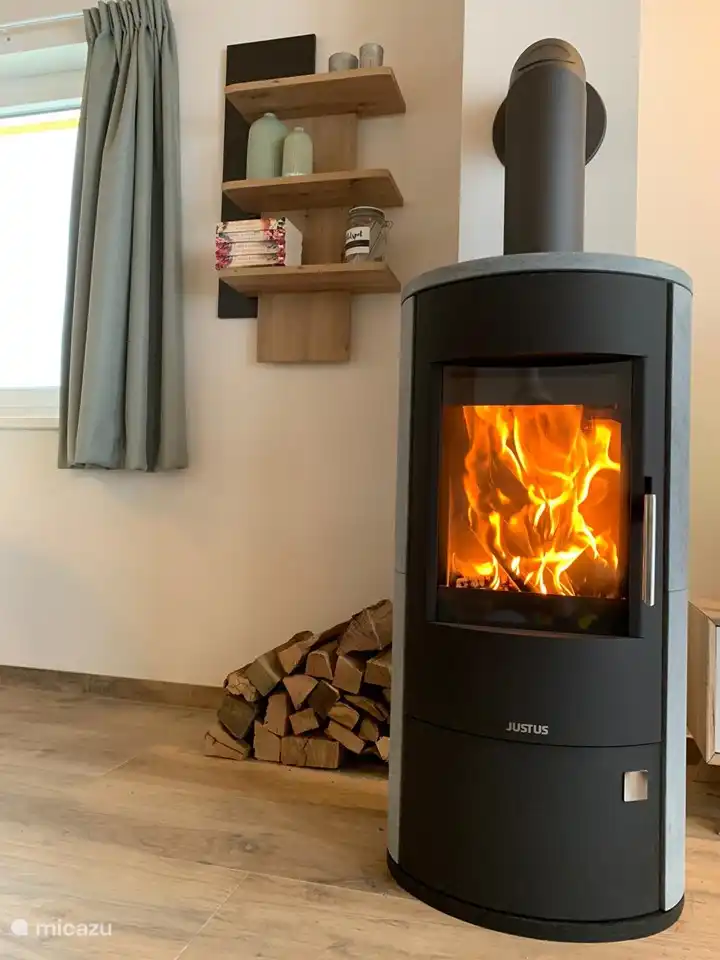 Le poêle à bois dans le salon