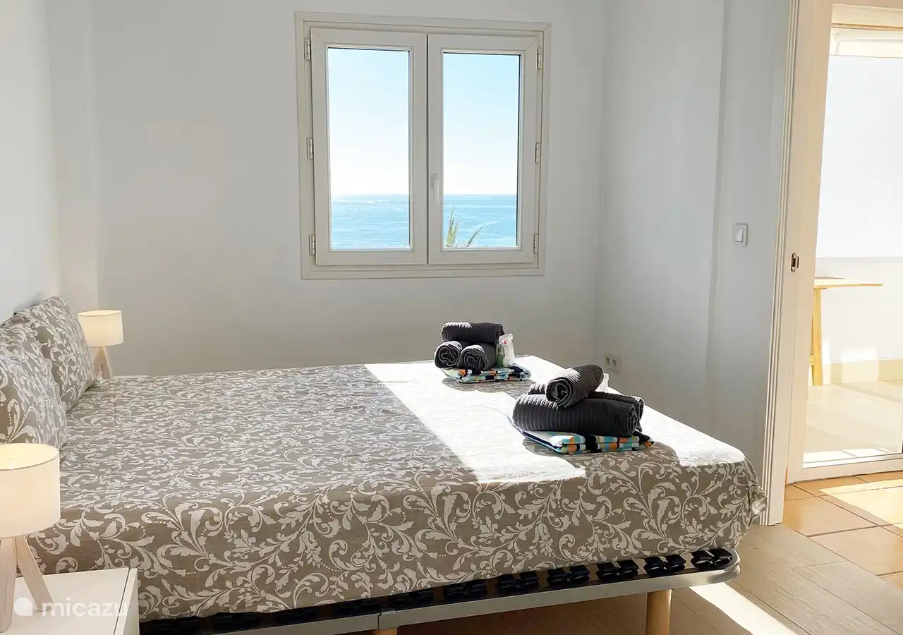 dormitorio con vista al mar