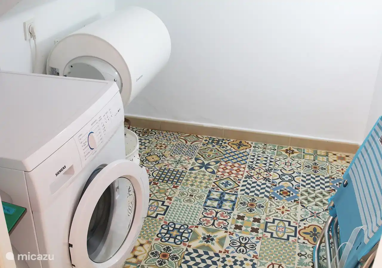 lavadora y espacio de almacenamiento adicional