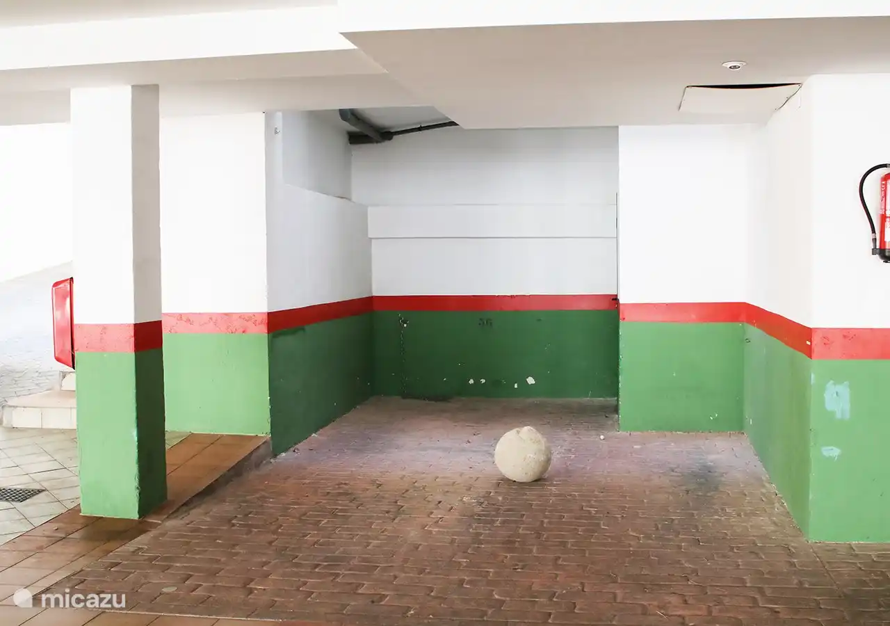 aparcamiento privado en el garaje