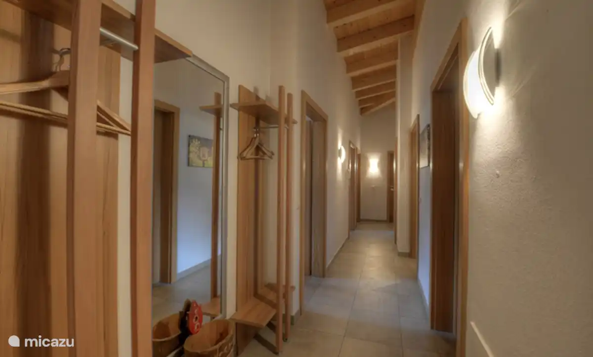 De ruime gang met hoge plafonds. Zeer overzichtelijk en ruim.