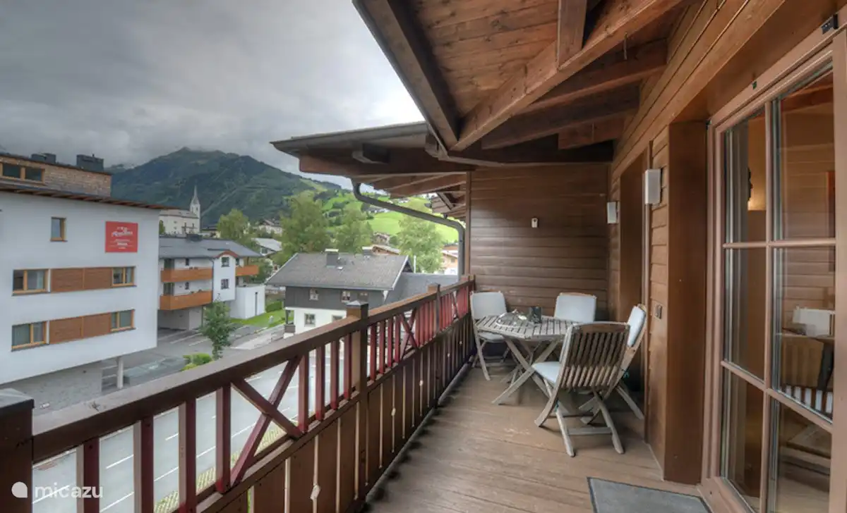 Heerlijk genieten van het uitzicht op het balkon.