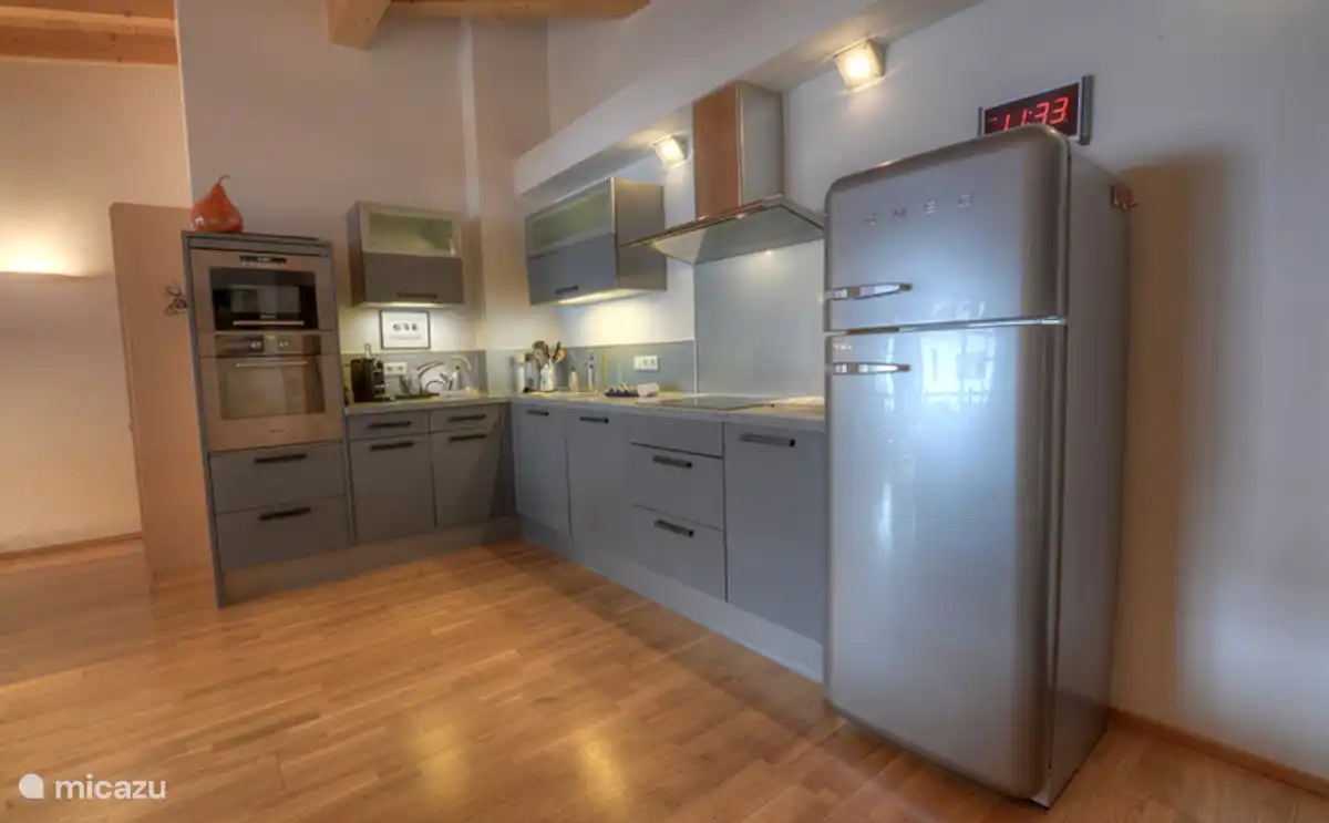 De ruime keuken is ideaal voor het prepareren van de heerlijkste maaltijden. De koelkast kan makkelijk gevuld worden: de supermarkt is om de hoek!