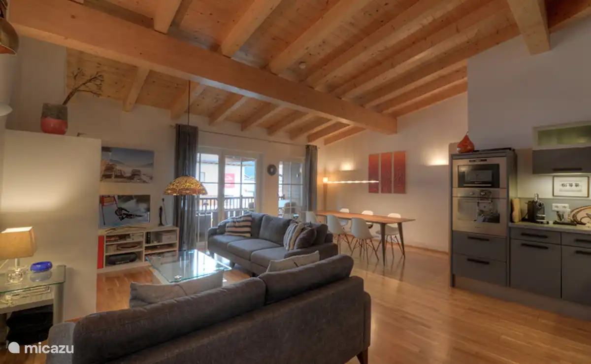 De heerlijke ruime woonkamer, keuken en zithoek. De open haard maakt de sfeer compleet.