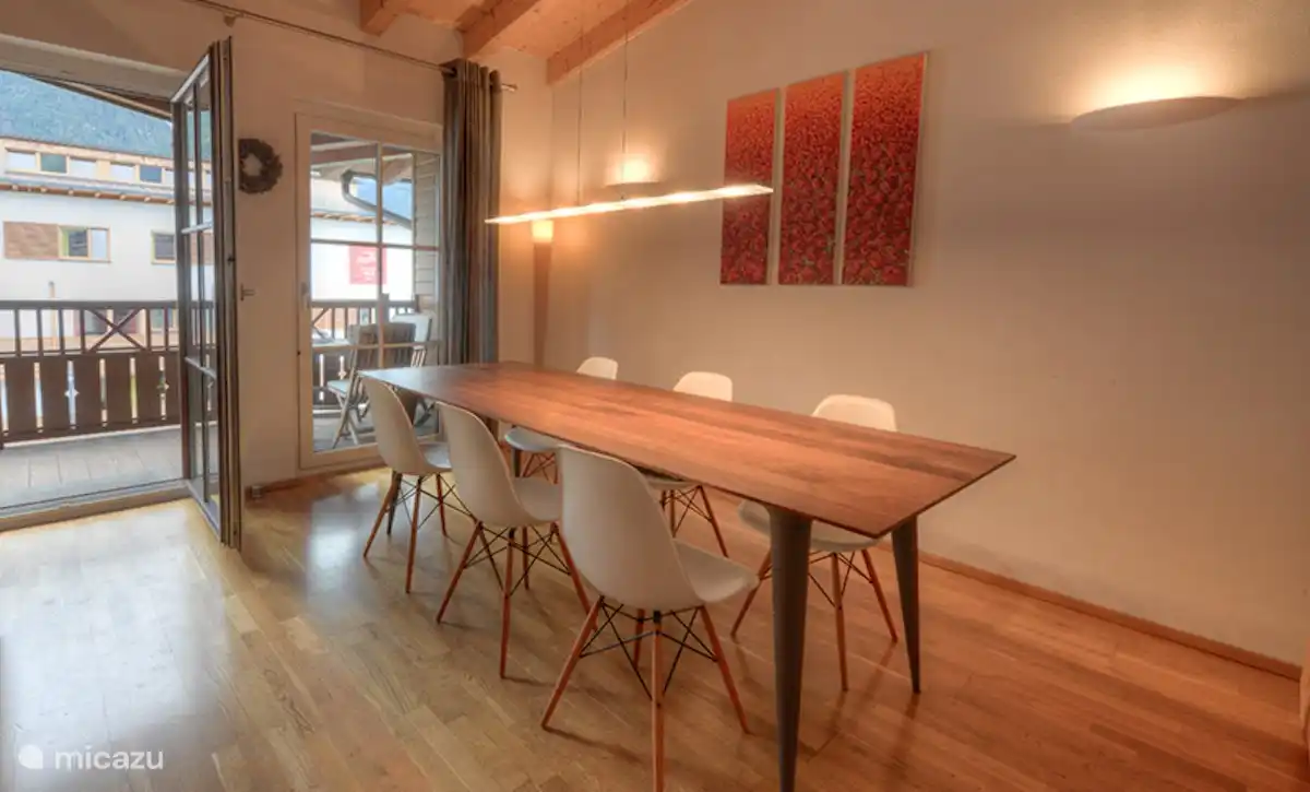 De zithoek waar U heerlijken gezellig samen kunt eten.