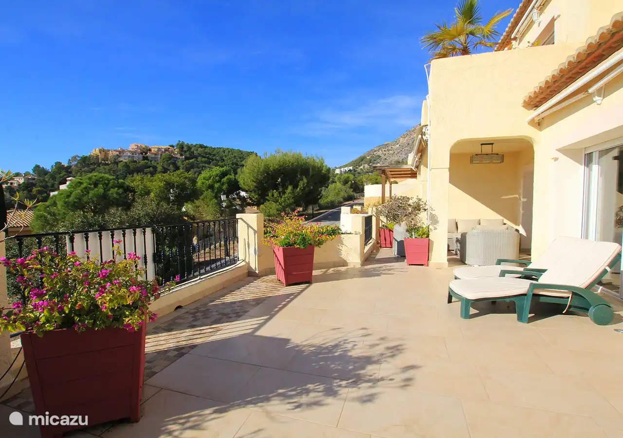 Terrasse mit verschiedenen Sitzplätzen