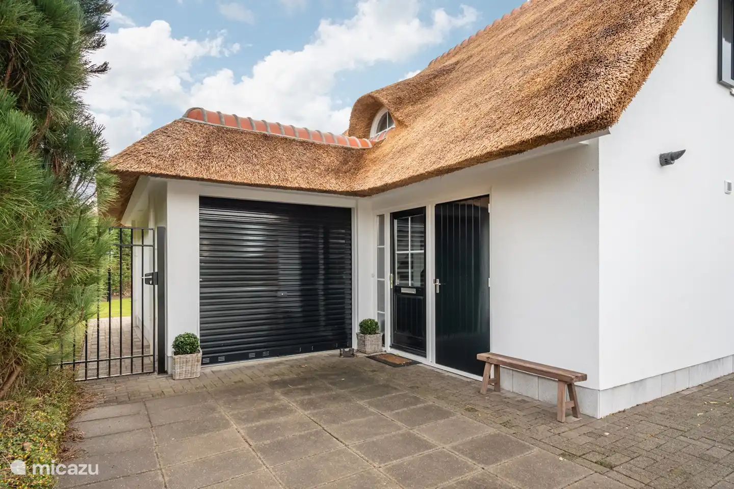 2 estacionamientos frente a la puerta