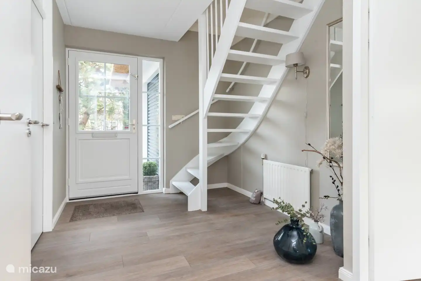 Hall con escaleras a la cima