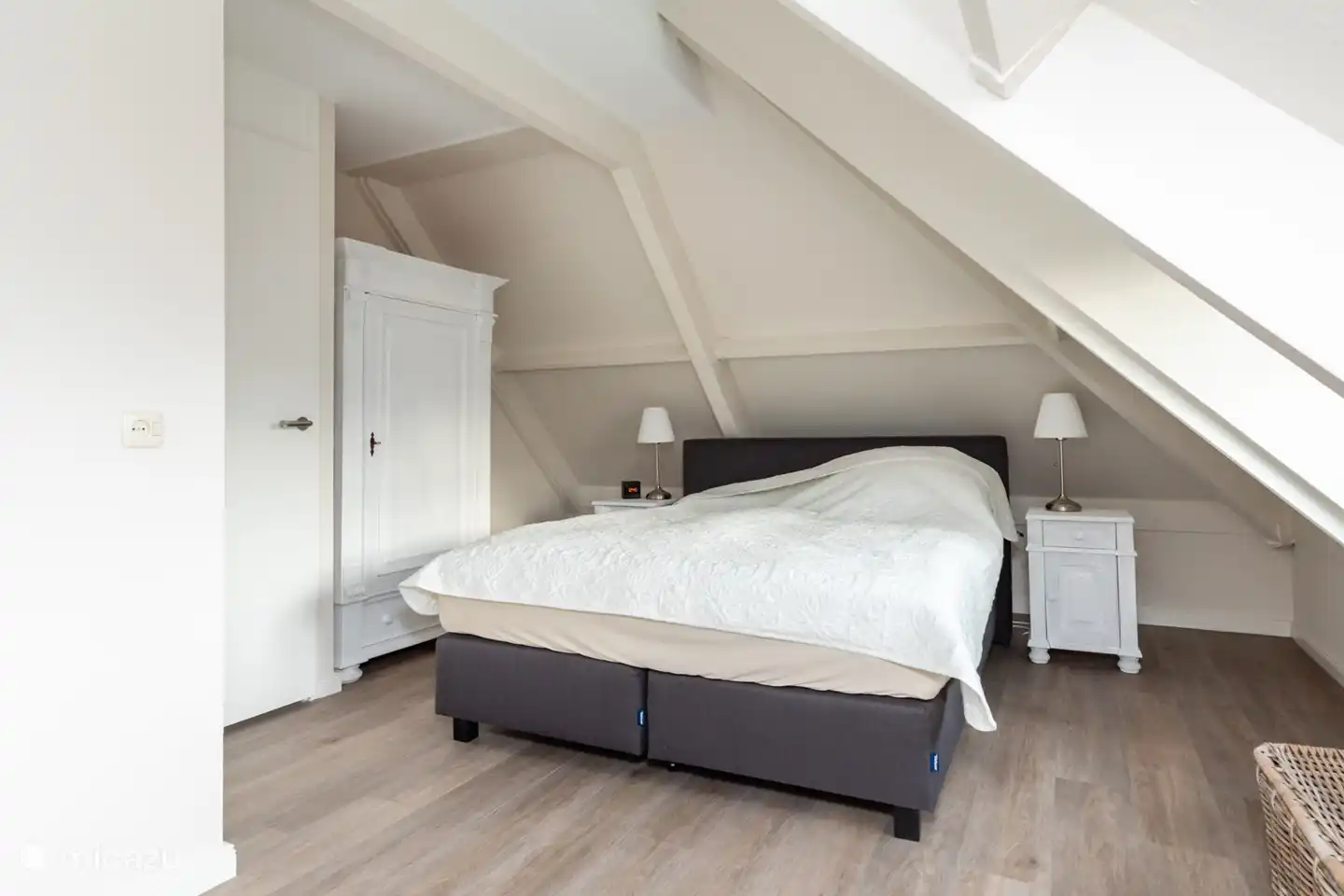 Dormitorio con cuna extra