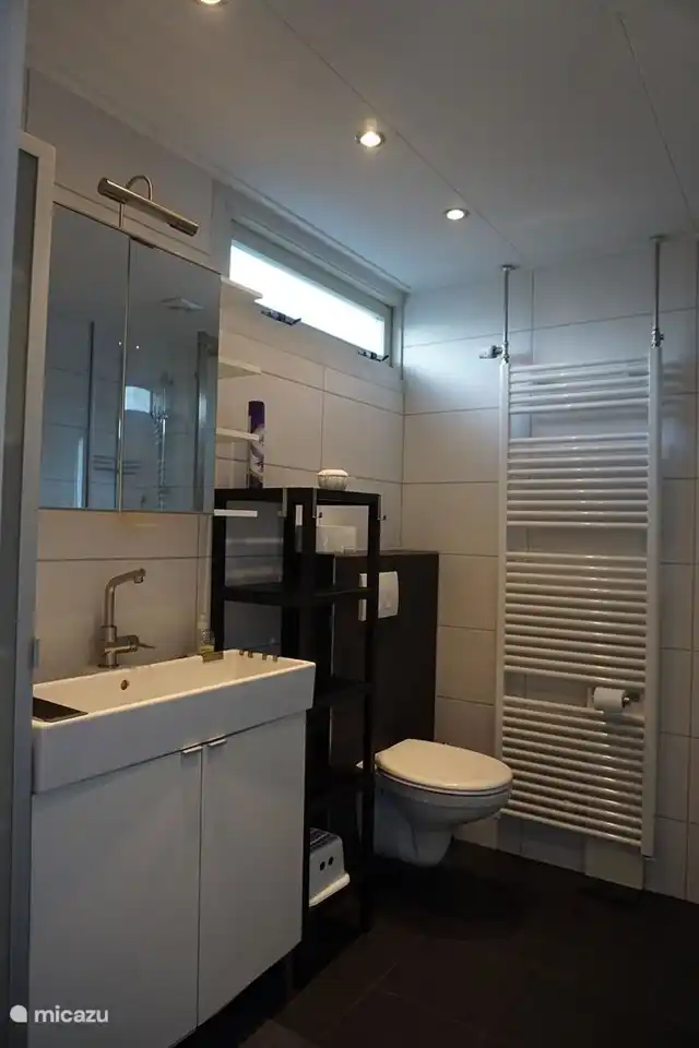 Badezimmer mit Schrank