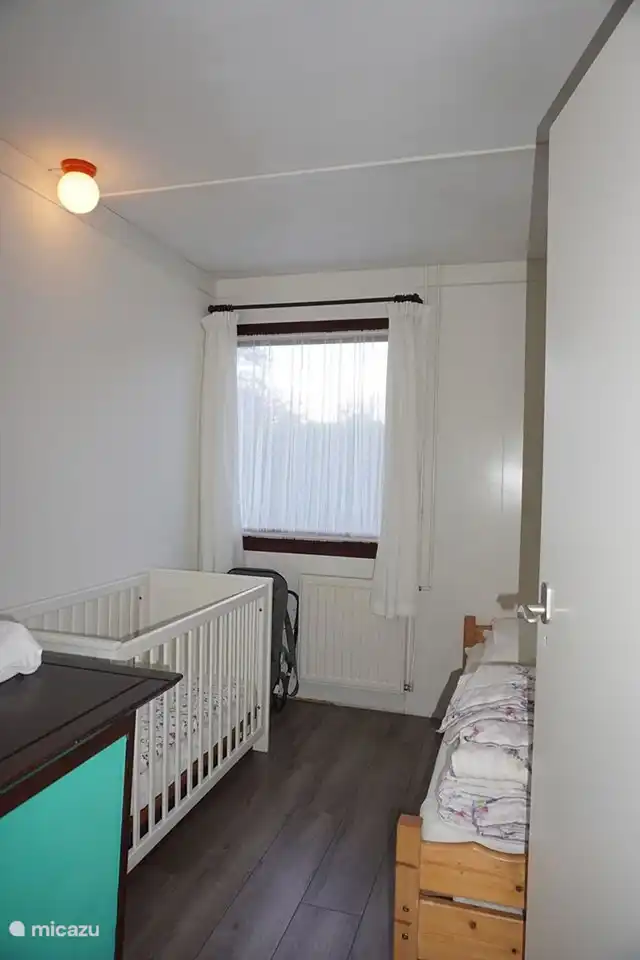 Es steht auch ein Kinderbett zur Verfügung.