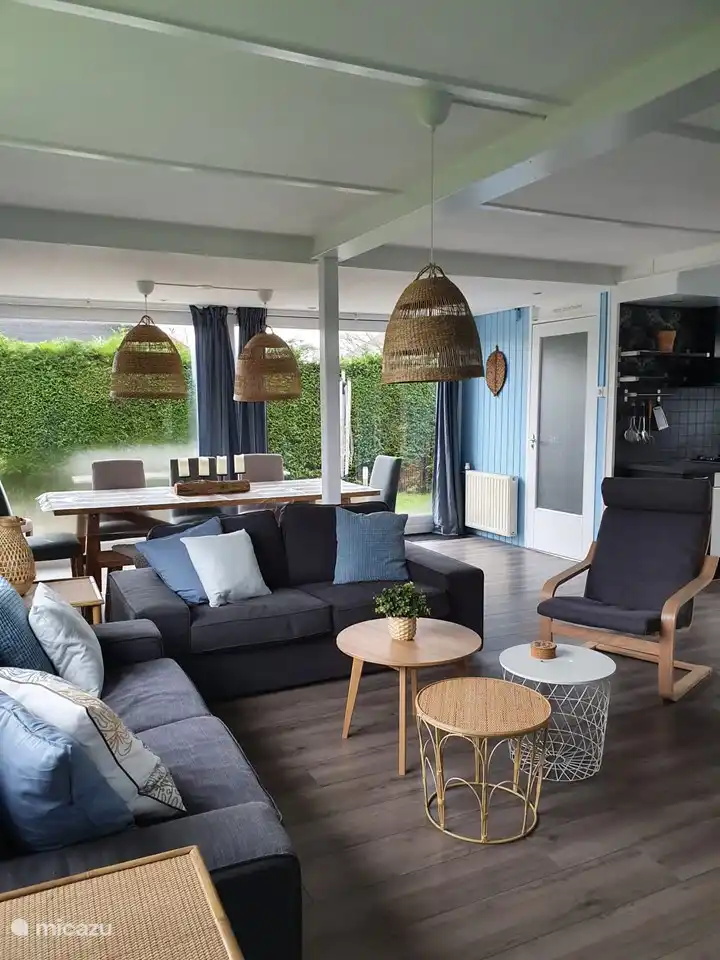 Sie können bequem im gemütlichen Wohnzimmer sitzen.