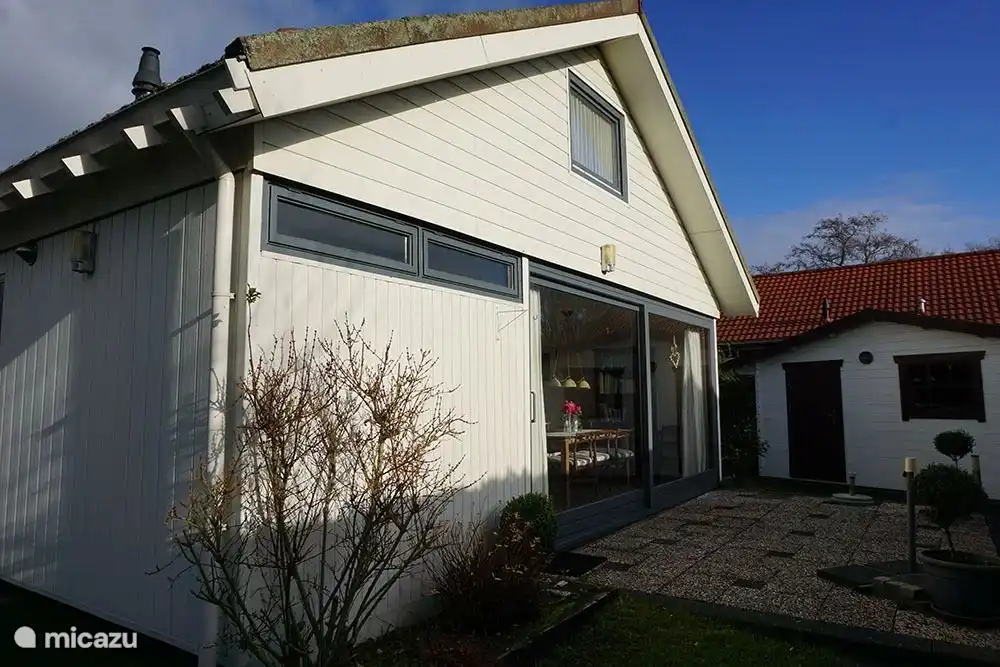 Hinterhof mit einer Schiebetür zugänglich