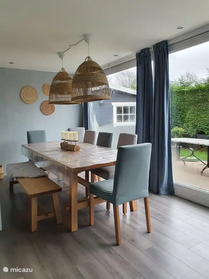 Blick in den Garten vom Wohnzimmer aus