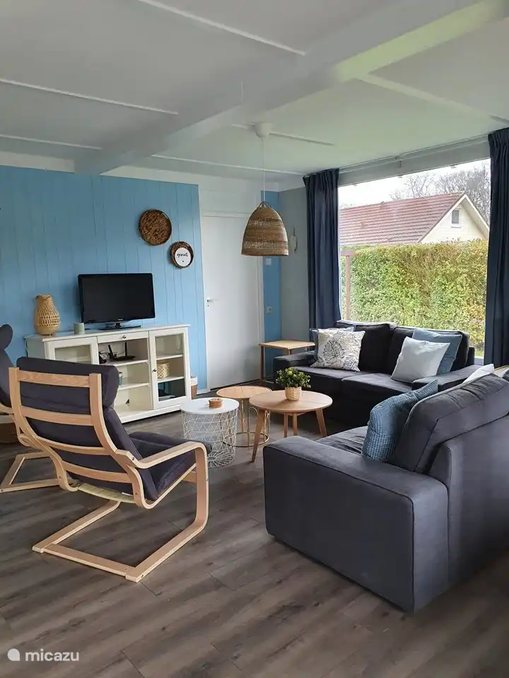 Setzen Sie sich auf das geräumige Sofa mit Blick auf den Garten.