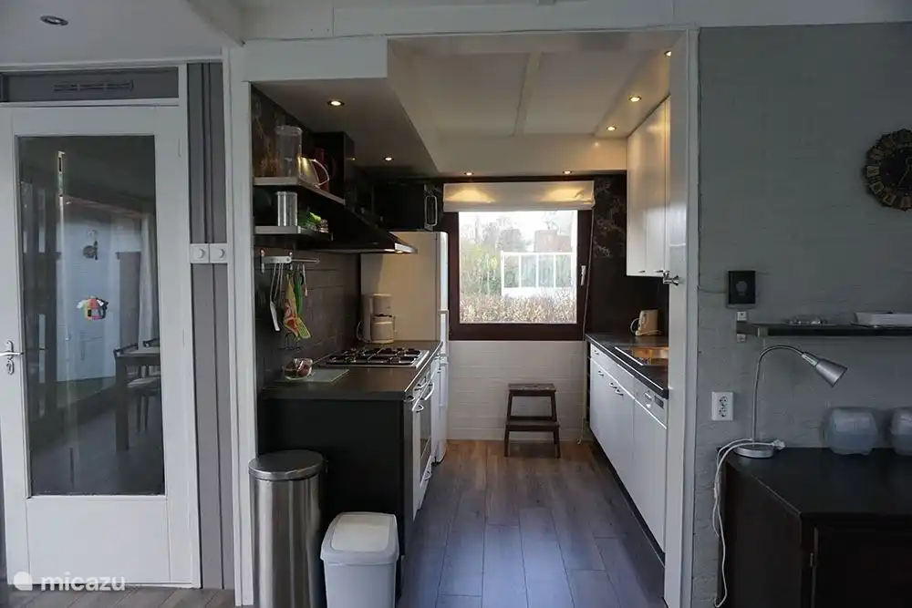 Die Küche ist komplett ausgestattet.