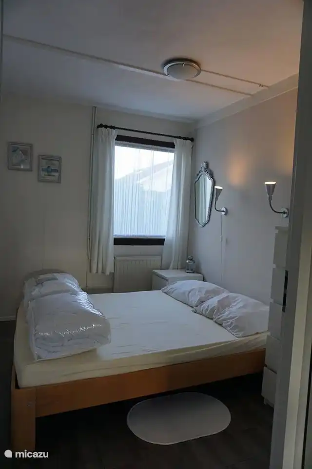 ein geräumiges Doppelbett