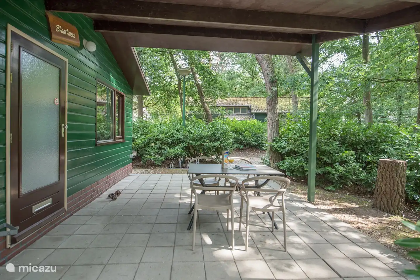 Der Garten mit der überdachten Terrasse