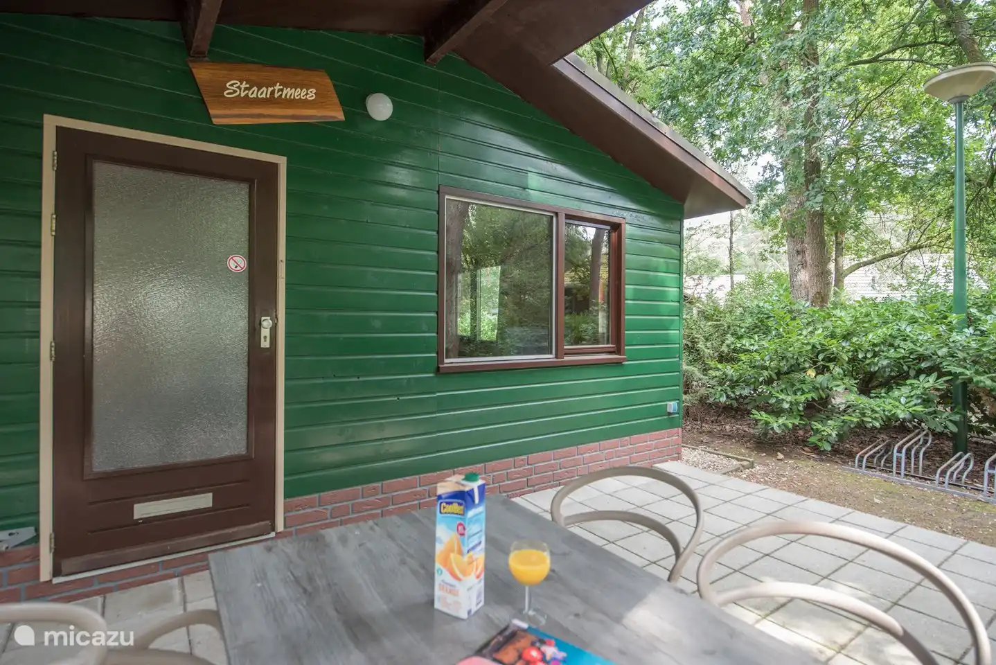 Der Garten mit der überdachten Terrasse