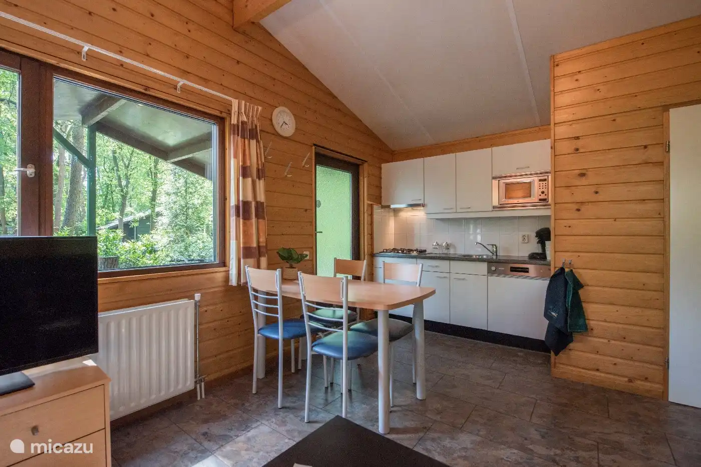 Der Esstisch und die Küche