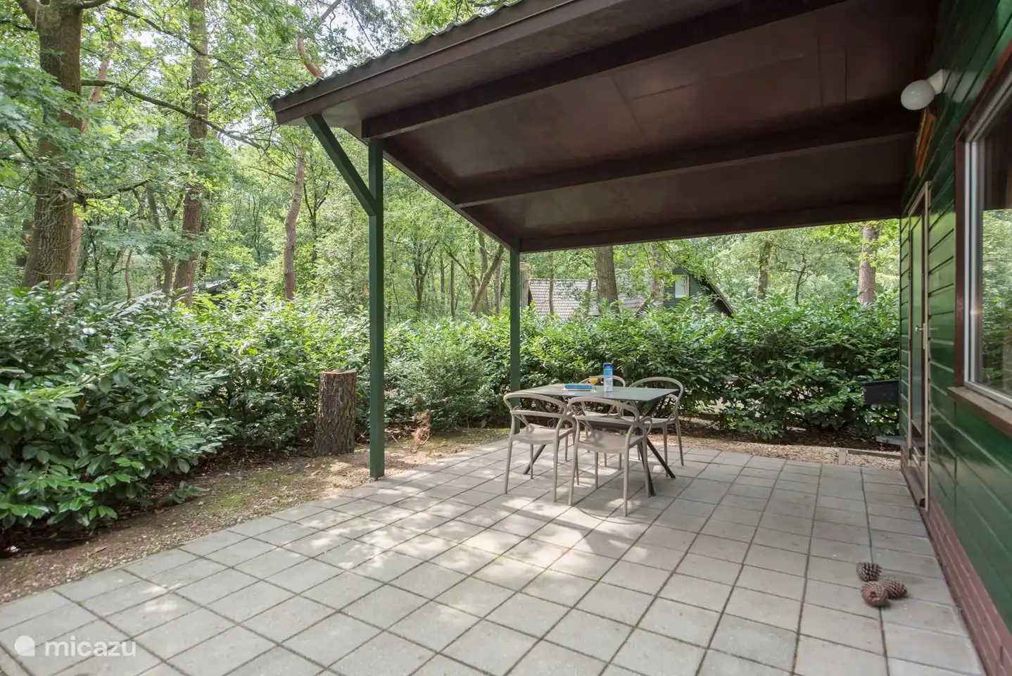 Der Garten mit der überdachten Terrasse