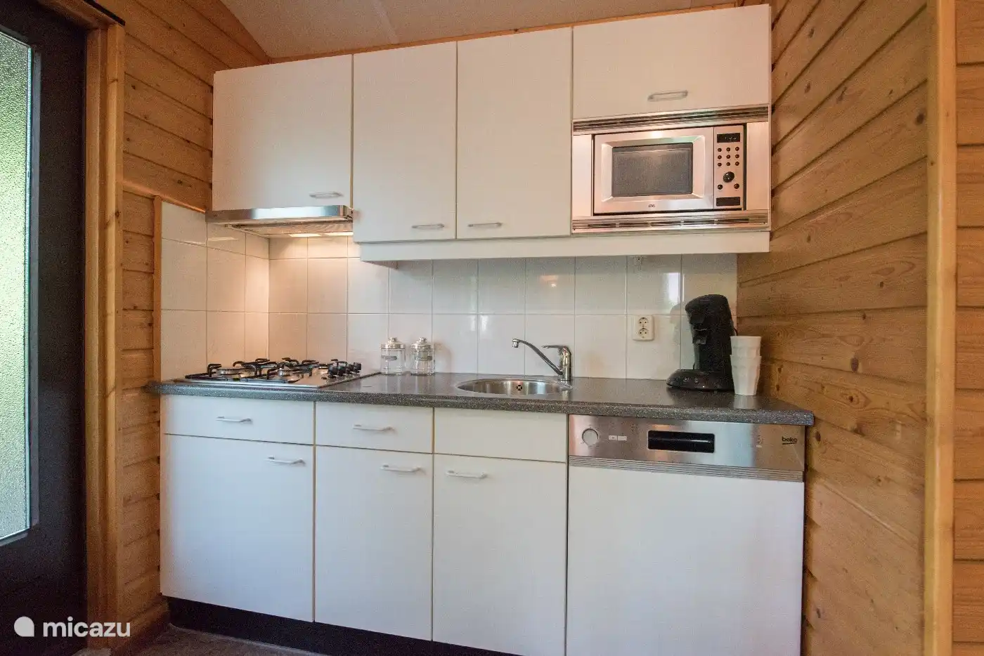 Voll ausgestattete Küche