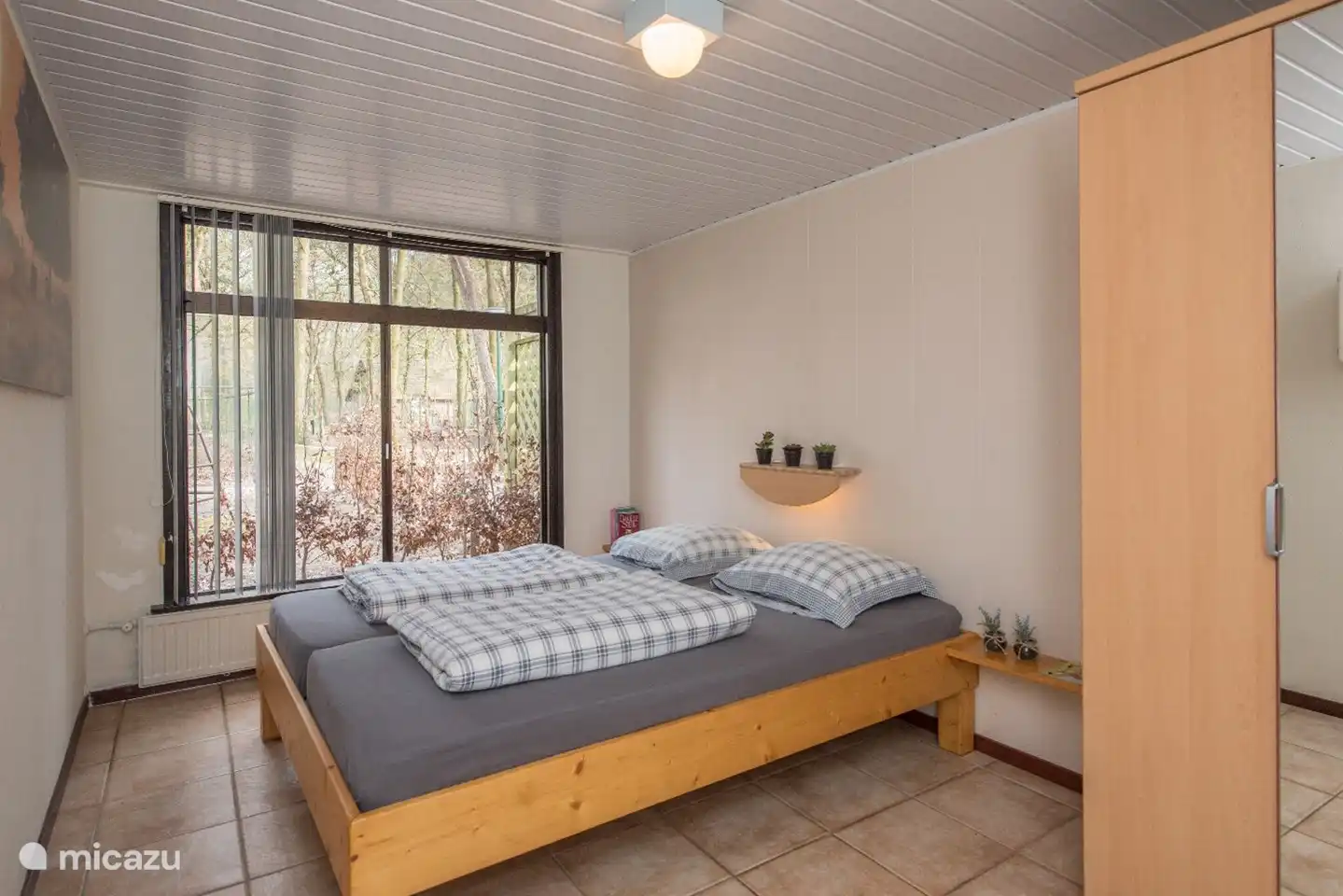 Das Schlafzimmer mit dem Doppelbett 