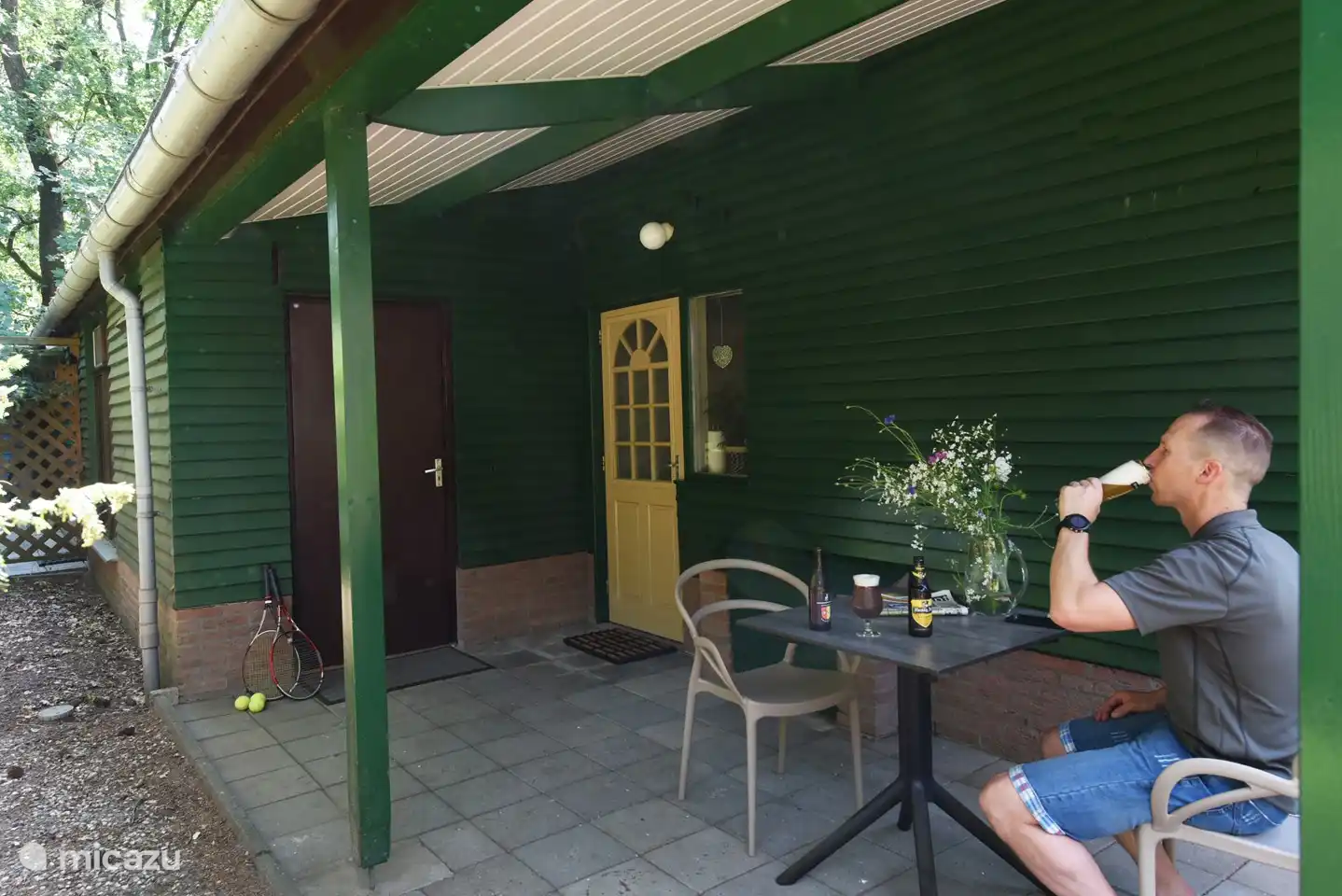 Genießen Sie den Garten unter dem Vordach auch während eines Sommerregens