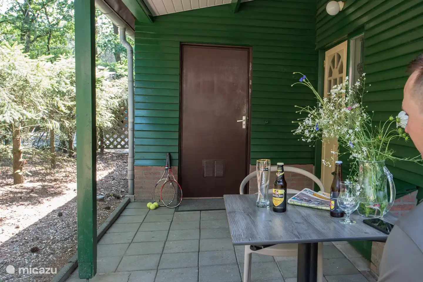 Genießen Sie den Garten unter dem Vordach auch während eines Sommerregens