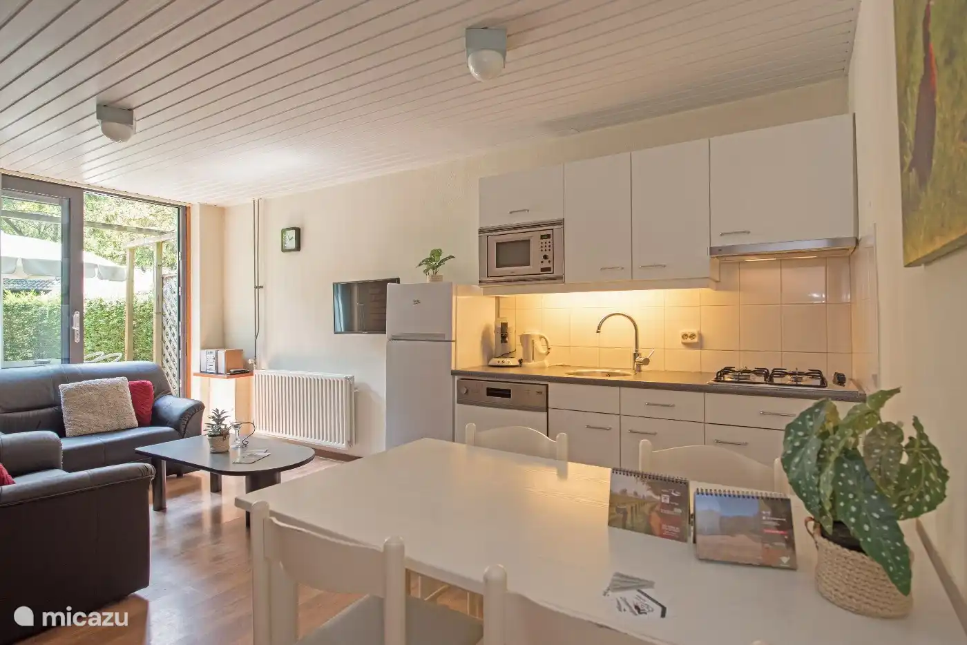 Der Esstisch und die voll ausgestattete Küche