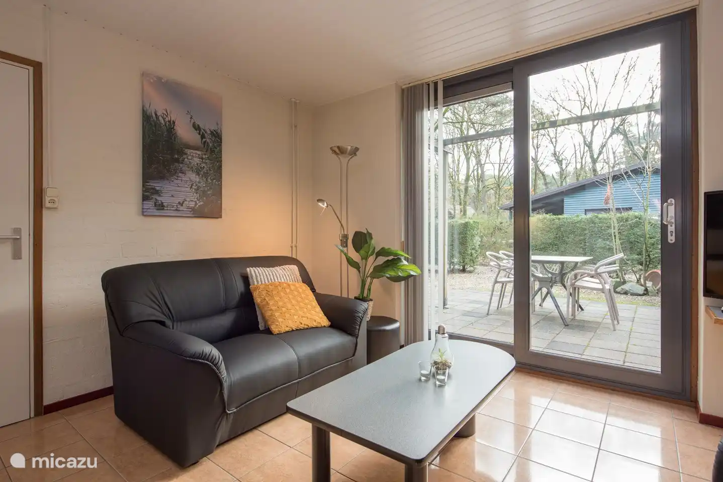 Der Sitzbereich mit Blick auf den Garten