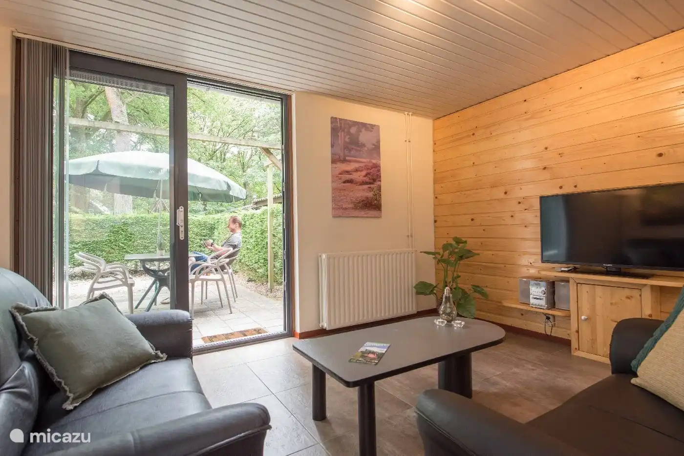 Der Sitzbereich mit Blick auf den Garten