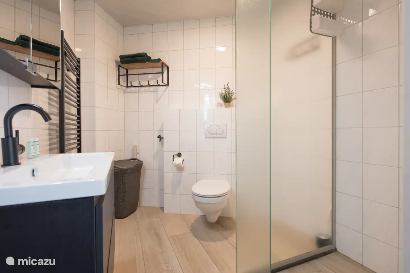 Das Badezimmer mit ebenerdiger Dusche.