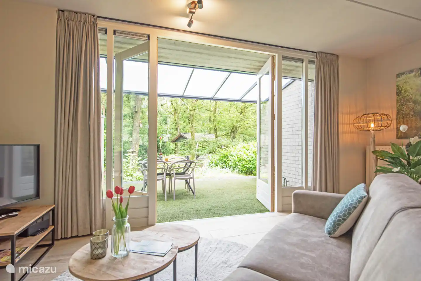 Das Wohnzimmer mit Blick auf den Garten.