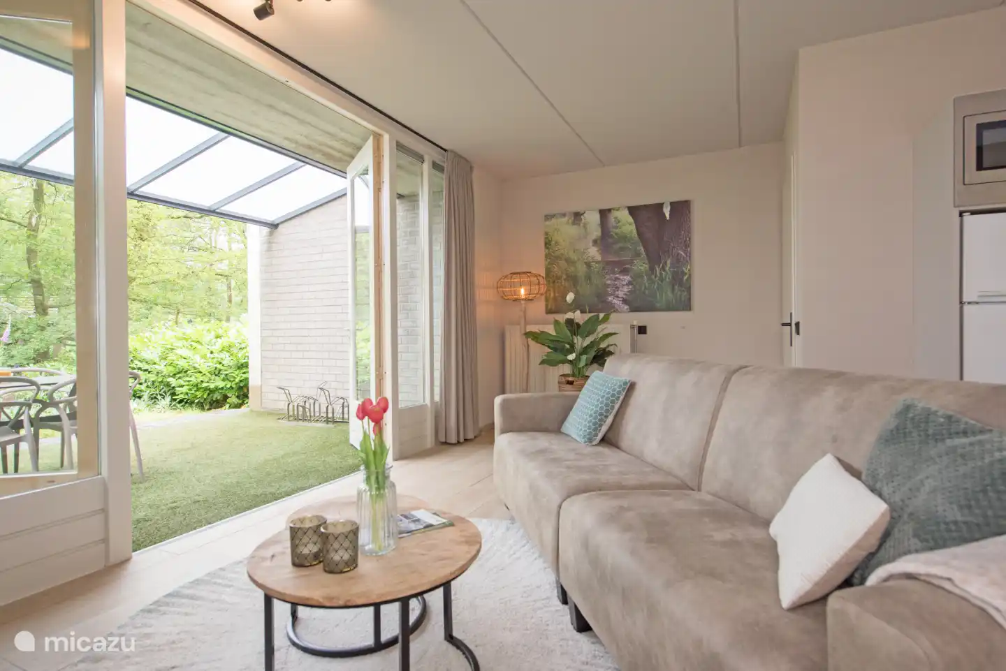 Das Wohnzimmer mit Blick auf den Garten.